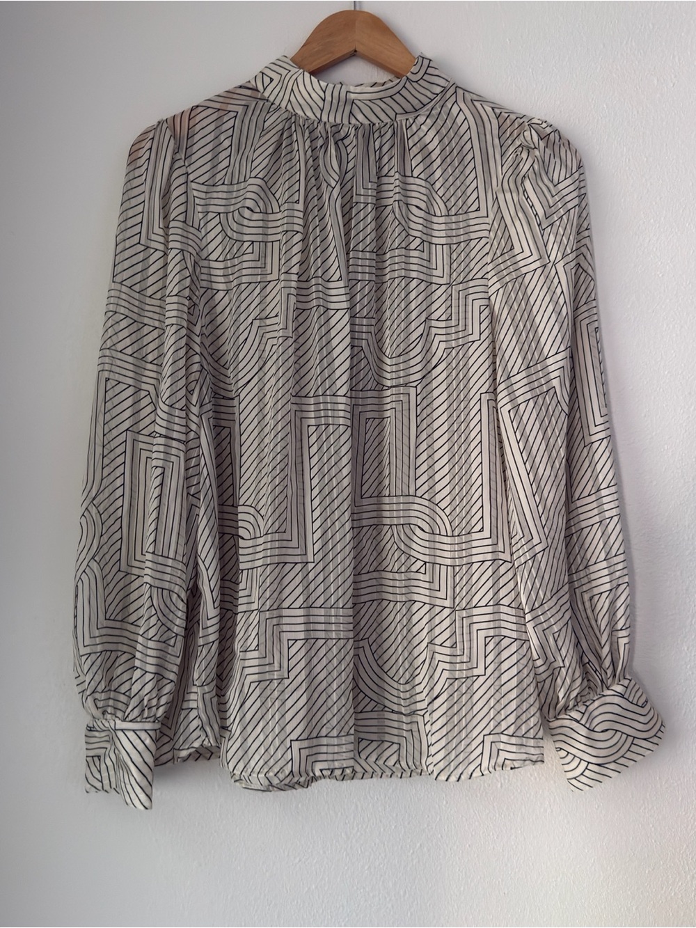 H&M Black and White STAND-UP COLLAR BLOUSE Geometric Design Fall Size large - Picture 1 of 9